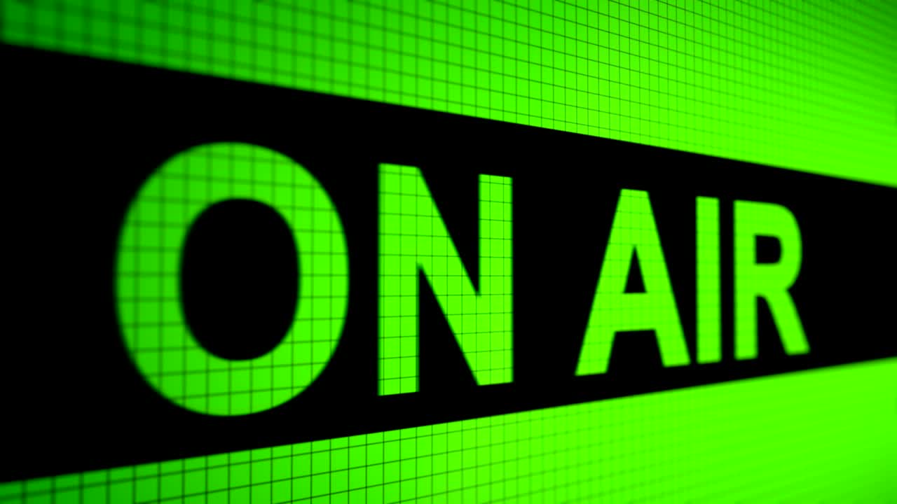 fondo animado en bucle con línea de ejecución con texto de color verde claro " en el aire " en la pantalla. píxeles. bucle sin costuras.