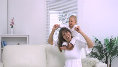 madre jugando con su hijo en los hombros