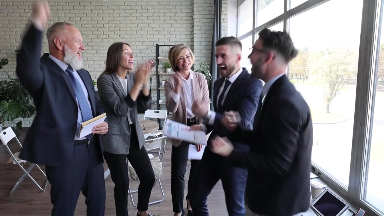 Un'entusiasta squadra d'affari celebra il successo in un ufficio moderno