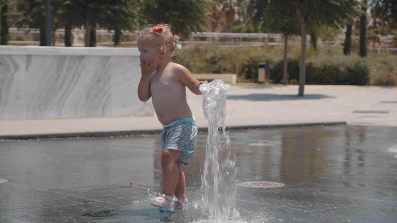 도시 거리에서 물 재미