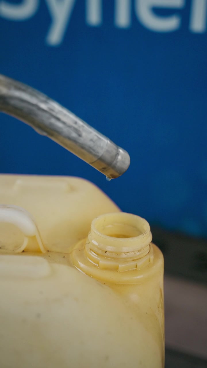 Pistolet de carburant laissant échapper de l'essence à la station-service