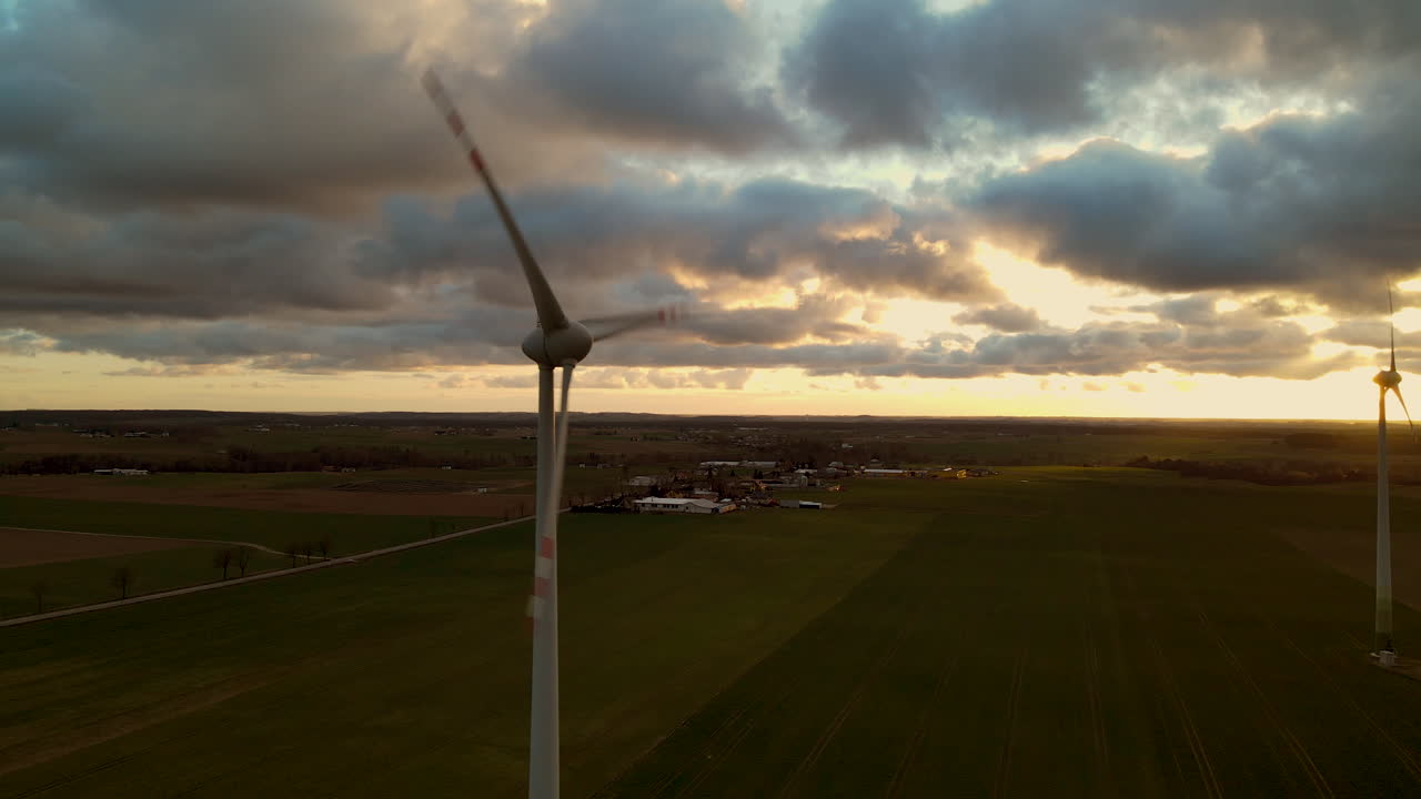 에너지 생성 풍력 터빈은 아름다운 일몰 전망 - 공중 촬영