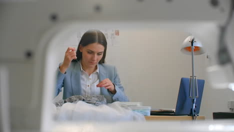 El-Vestido-De-Diseñador-De-Mujer-Hecho-A-Mano-Decora-El-Vestido-Con-Cristales.-Costurera-Crea-Un-Vestido-Exclusivo-En-Su-Taller.-Pequeño-Negocio.-Diseñador-De-Moda.