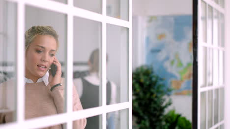 una joven mujer de negocios hablando por teléfono por