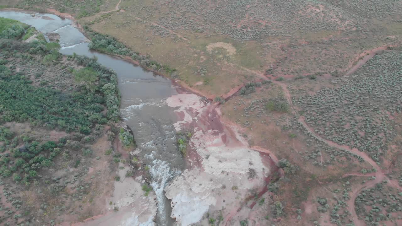 un río escénico que atraviesa una cuenca de roca roja