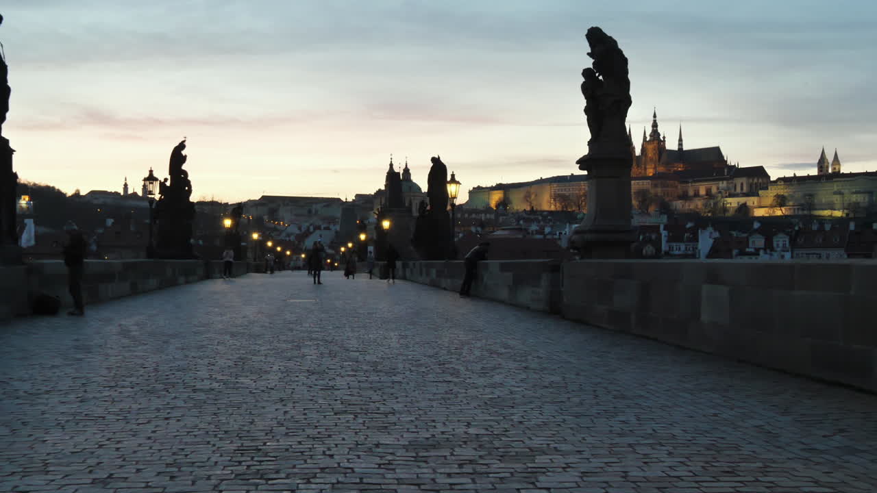 Ponte Carlo e Castello di Praga al crepuscolo durante la pandemia da Coronavirus