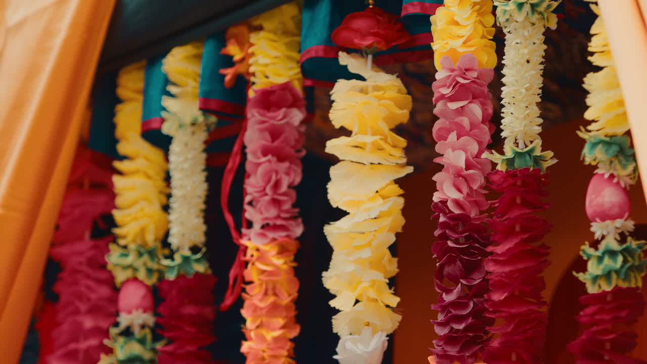 Decoraciones florales de una carroza para la religión india Vaisakhi