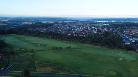 Salida-Del-Sol-Sobre-El-Campo-De-Golf-De-Ramside-En-El-Condado-De-Durham---Imágenes-Aéreas-De-Drones-4k-Hd-Sobrevuelan