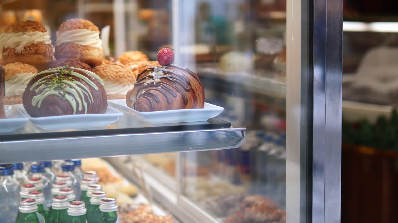 Gros plan sur des pâtisseries dans une vitrine de boulangerie