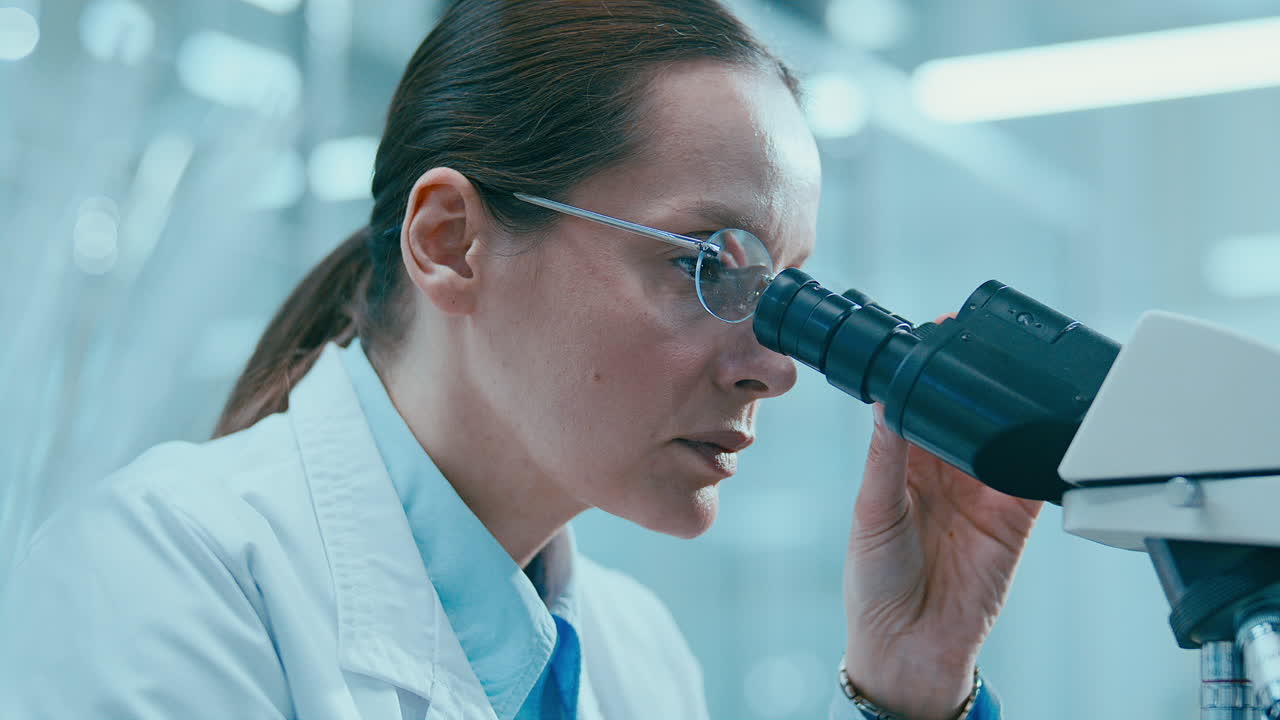 Tecnica di laboratorio che utilizza un microscopio per condurre ricerche scientifiche