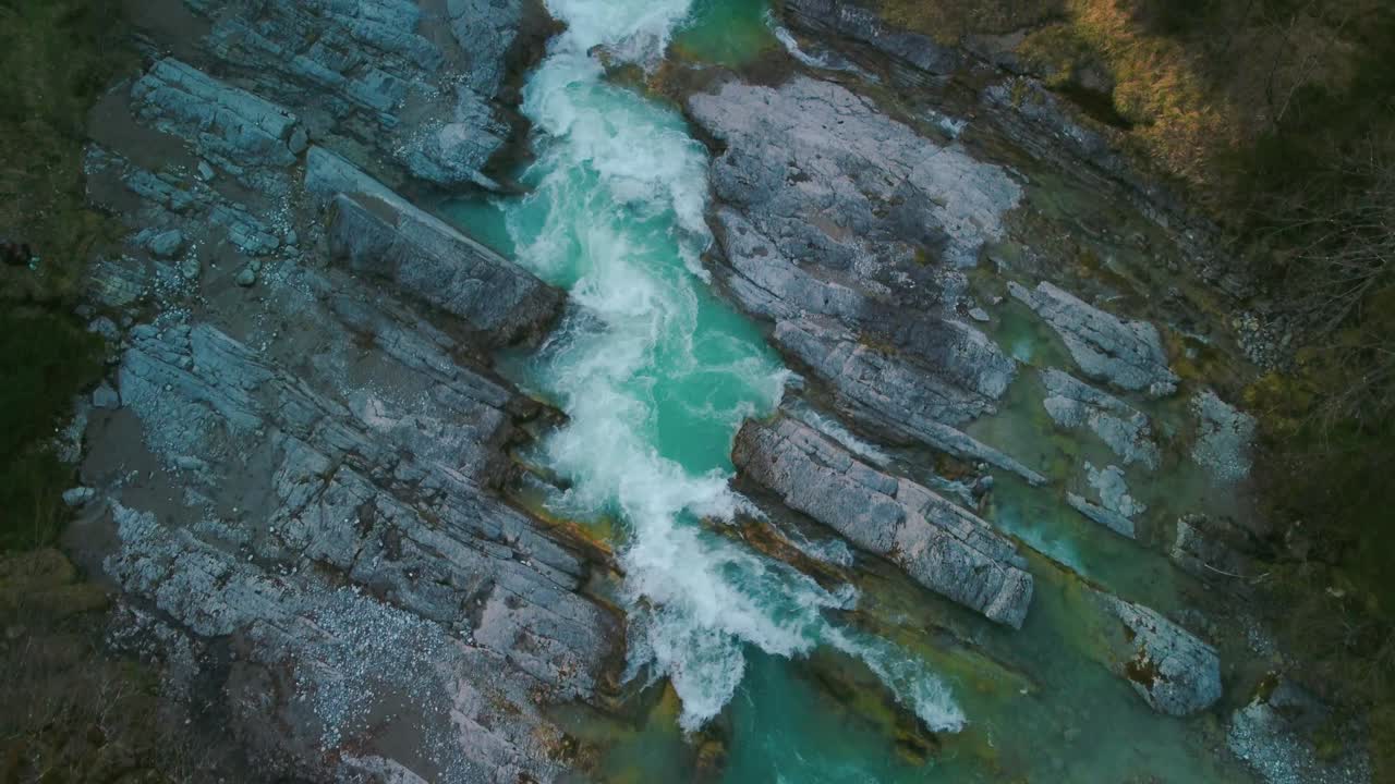 alpes río de montaña cinemagraph aéreo bucle de video sin problemas de una pintoresca e idílica cascada de cañón con agua azul natural fresca en los alpes austriacos de baviera, que fluye a lo largo de los árboles del bosque del cañón. 4k uhd. rissach tirol austria engtal ahornboden