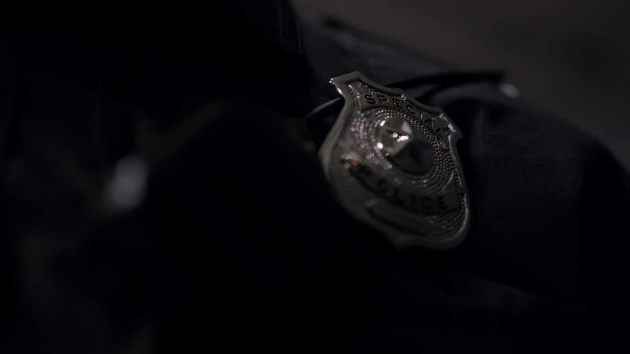 detalles del uniforme negro de la policía. un policía con un walkie talkie en el bolsillo