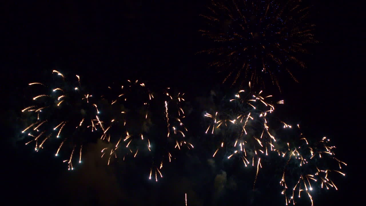 fuegos artificiales coloridos sobre un fondo oscuro