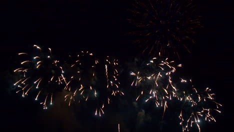 fuegos artificiales de colores sobre fondo oscuro