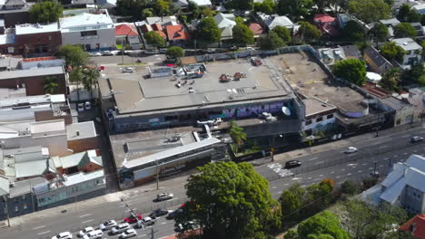 toma aérea de carreteras australianas en un suburbio ocupado con mucho tráfico y negocios
