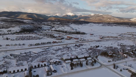 Luftaufnahme-Des-Sonnenaufgangs-In-Den-Rocky-Mountains