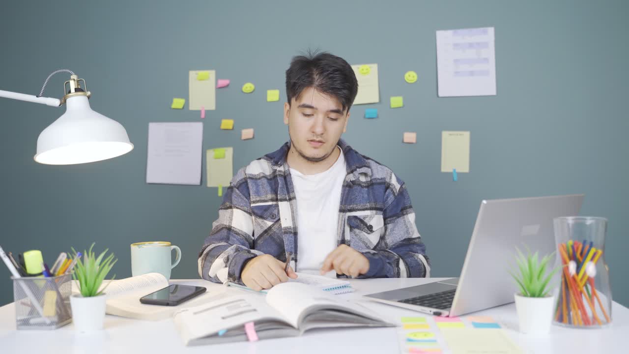 동기부여가 떨어지는 남성 학생.