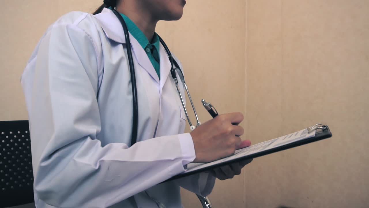 mujer embarazada y médico ginecólogo en el hospital