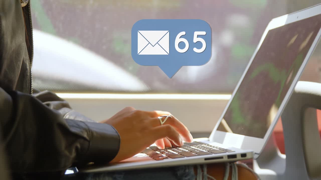 mujer escribiendo en su computadora portátil con el icono del mensaje 4k