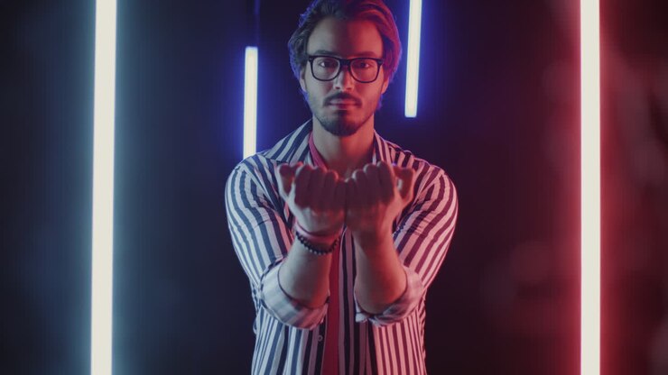 Uomo elegante con camicia a righe sotto luci al neon
