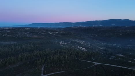 Luftaufnahme-Eines-Nebligen-Tals-Entlang-Des-Sternbergs-In-Portugal