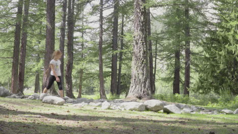 Kleines-Mädchen-Geht-Durch-Felsen-In-Einem-Wald,-4k