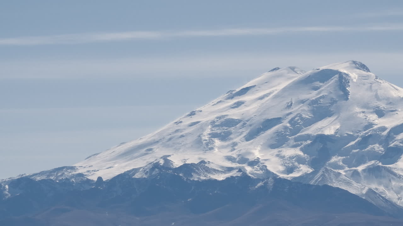 눈 덮인 산의 정상