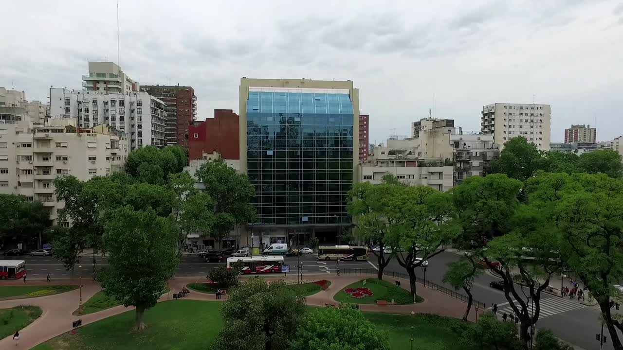 Vista aérea de un parque urbano, tráfico y edificio moderno