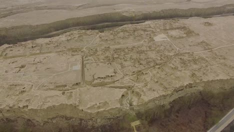 un dron disparó hacia atrás de las ruinas de jiaohe, xinjiang, en un día gris