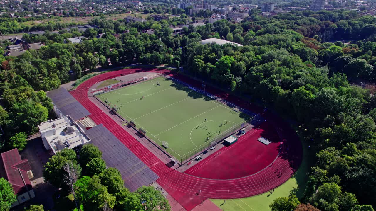 pequeño campo de fútbol al aire libre y pista de aterrizaje vista superior