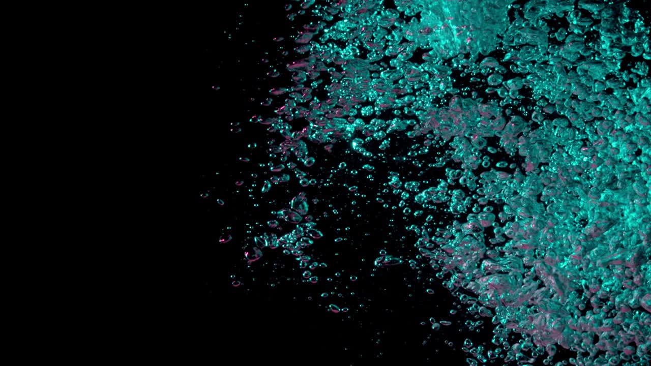 물속의 분홍색과 파란색 거품