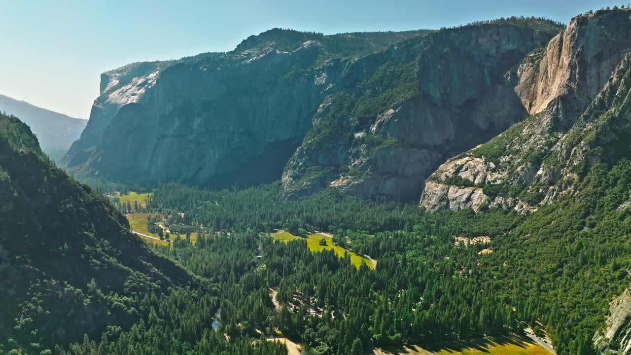 Vista aérea de impresionantes formaciones rocosas en el Parque Nacional de Yosemite