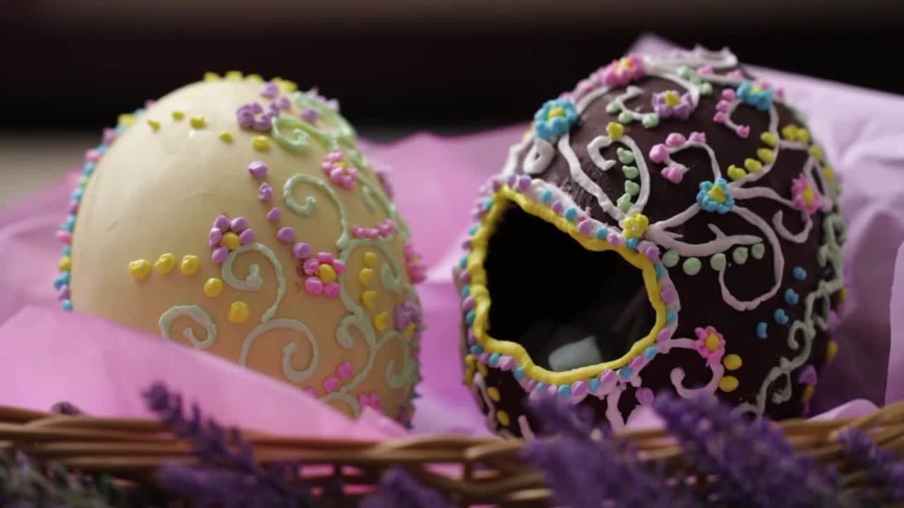 Inclinazione di uova di Pasqua al cioccolato