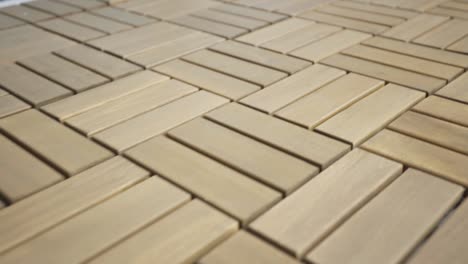 suelo de parquet recién instalado en el patio de la casa