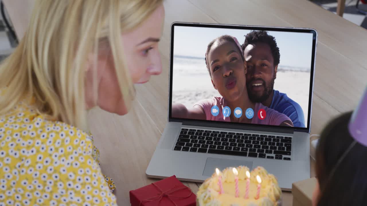 madre y hija caucásicas celebrando su cumpleaños en video llamada en computadora portátil en casa