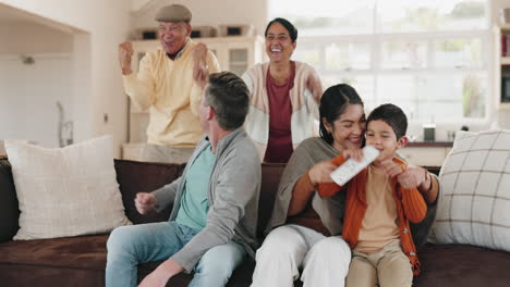 Fernsehen,-Große-Familie-Und-Wohnzimmerjubel