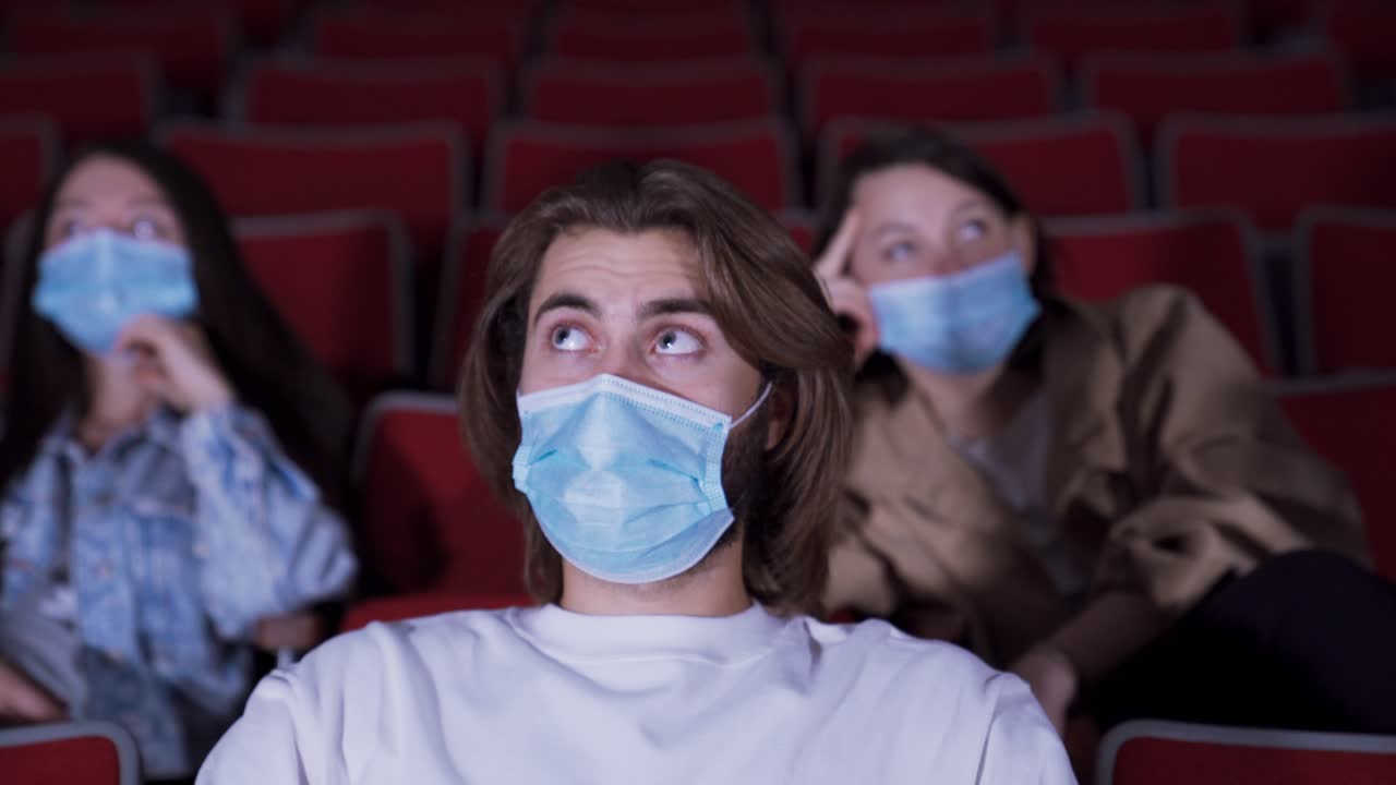 영화관 에서 마스크 를 착용 한 영화 관람객 들