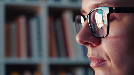 mujer leyendo en la biblioteca