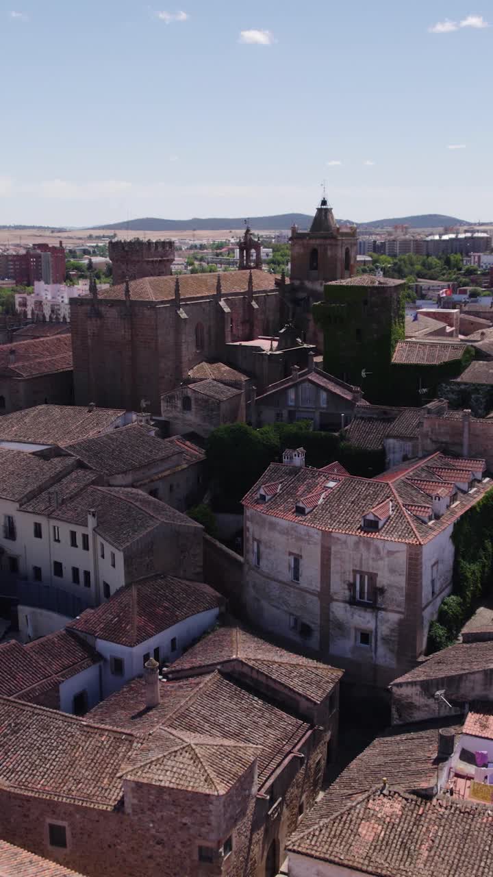Vista aerea verticale sulla città medievale di Cáceres dalla Chiesa di San Mateo, che evidenzia i tetti in terracotta e l'architettura storica in Spagna.