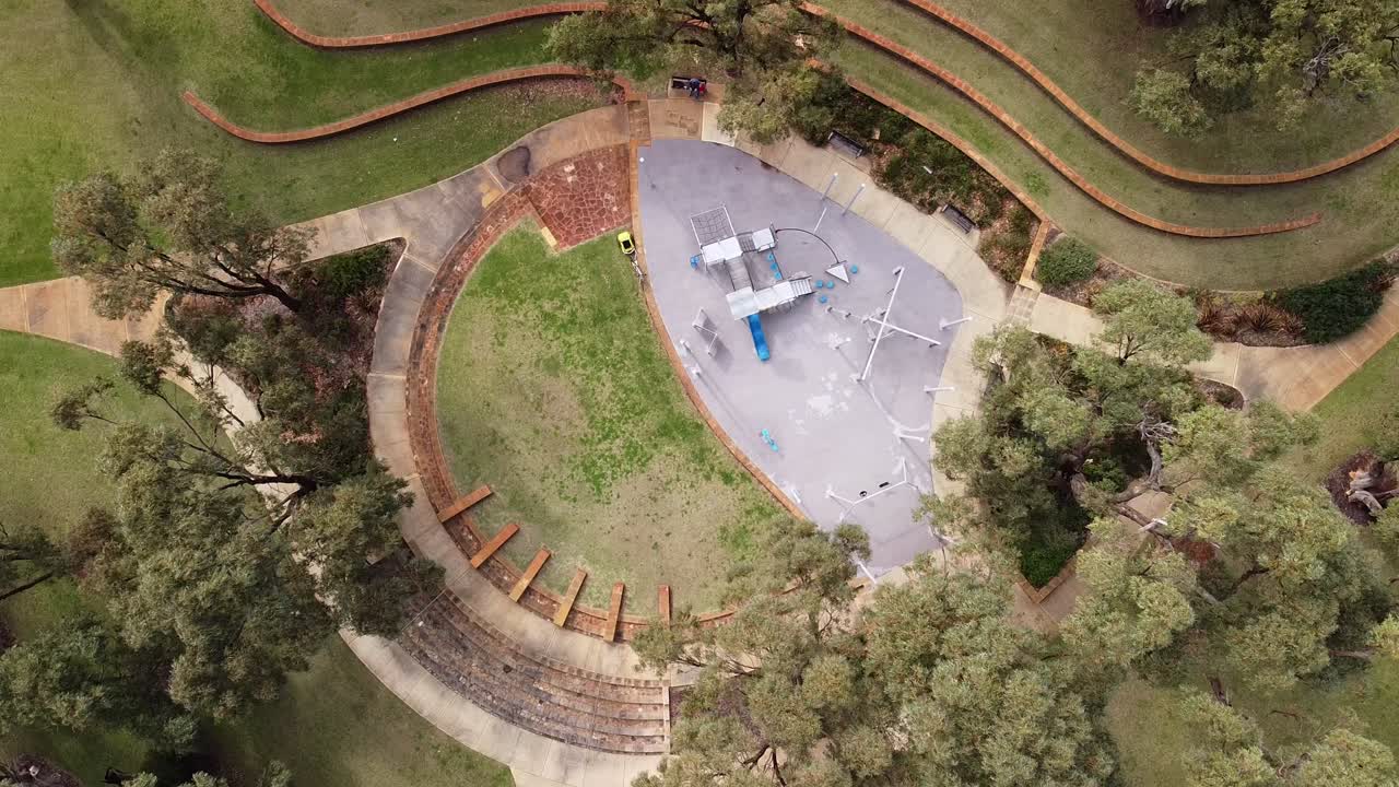 vista superior aérea ascendente sobre el parque de las ramblas, clarkson perth
