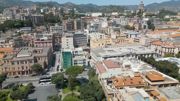 Drone che passa accanto al campanile a Messina, Sicilia, Italia.