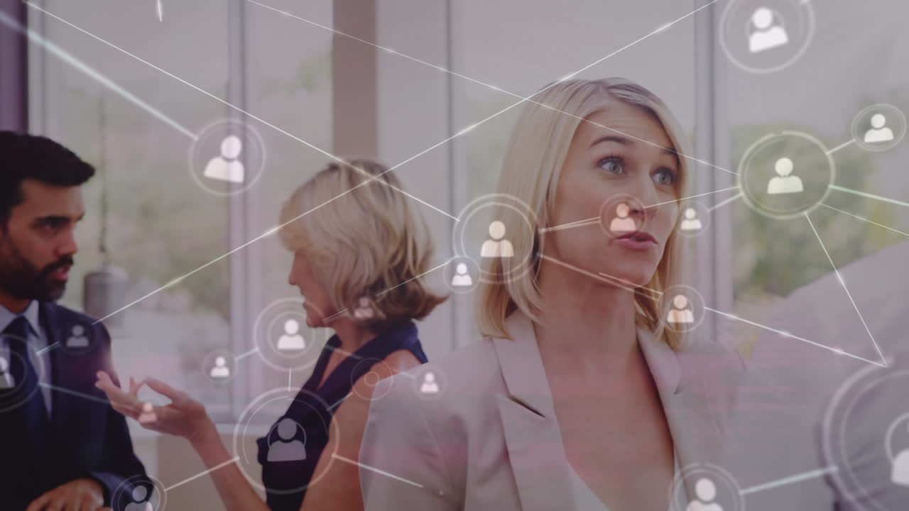 анимация икон, соединенных линиями над различными коллегами, делящимися идеями в офисе