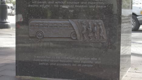 estatua de la base de rosa parks en grand rapids, michigan con una toma de video estable