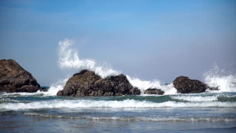 Ola-Rompiendo-Sobre-Roca-En-La-Costa-De-Oregon