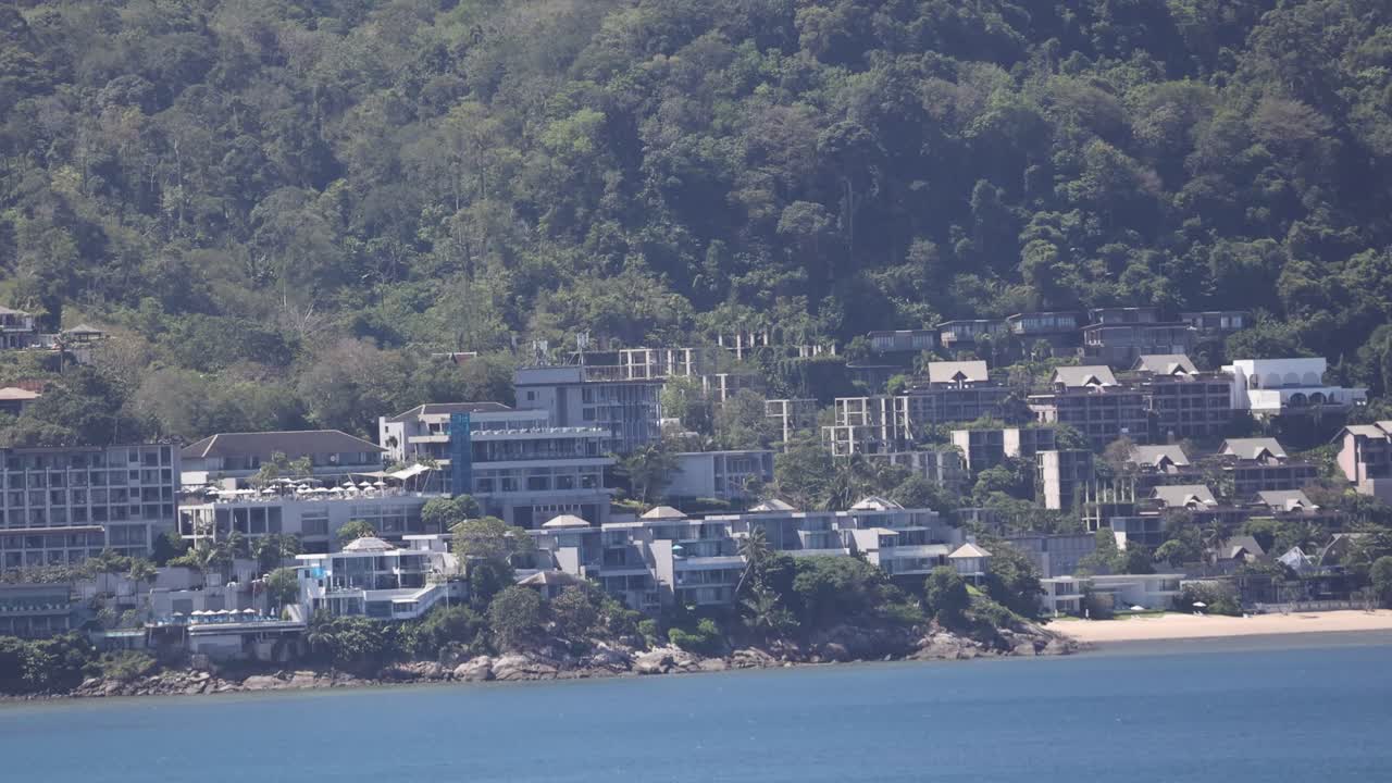 건물 과 울창 한 초록색 의 해안 풍경