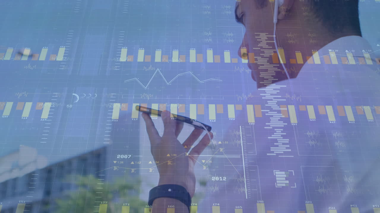 animación de gráficos multicolores y números cambiantes, hombre biracial hablando en el altavoz del teléfono celular