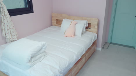 Dormitorio-Infantil-Con-Cama-Hecha,-Baño-Adjunto