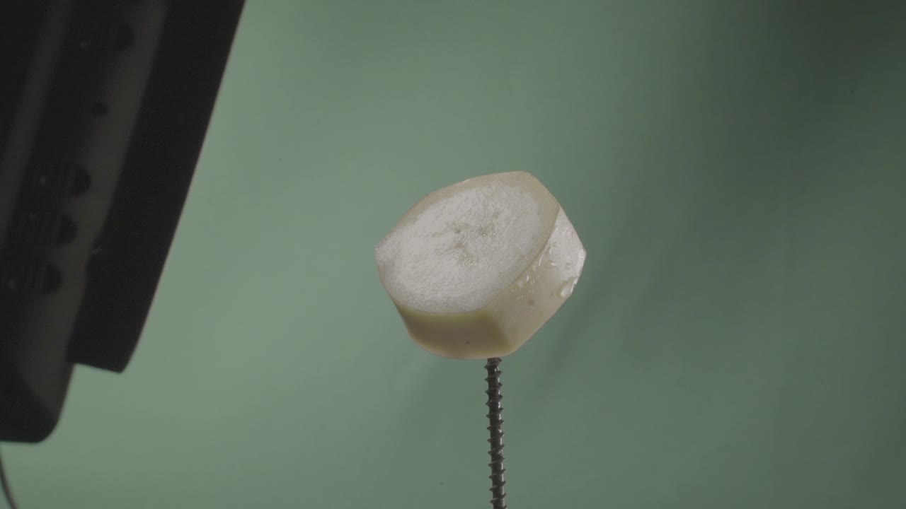 크로마 키를 위해 녹색 화면에 루프와 함께 바나나 회전