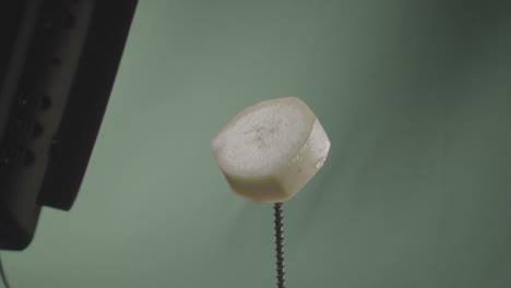 plátano girando con bucle en pantalla verde para la llave de croma