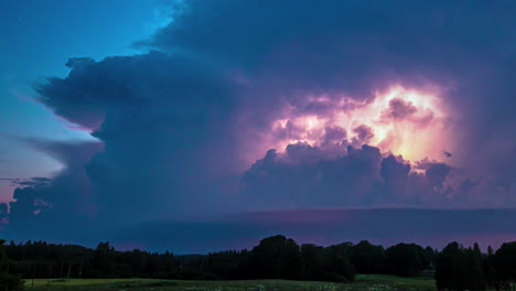 Tormenta-Y-Relámpagos-Detrás-Del-Celaje-Sobre-La-Naturaleza-Rural